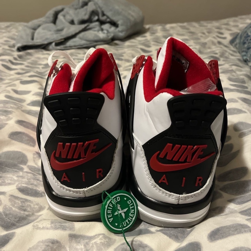 Stock x Jordan 4 fire red